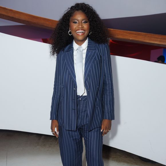 A apresentadora Kenya Sade apostou em alfaiataria azul sofisticada de no Upfront 2026 da Globo