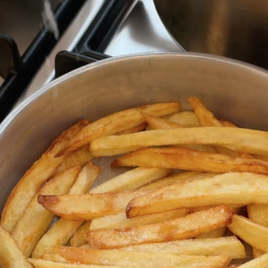 "Acho muito legal quem faz mil etapas pra chegar na batata frita perfeita, mas leva muito tempo, você tem que preparar com antecedência e a vida é muito curta pra deixar de fazer batata frita por preguiça", disse Isa Scherer
