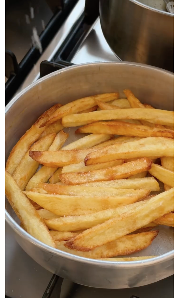 "Acho muito legal quem faz mil etapas pra chegar na batata frita perfeita, mas leva muito tempo, você tem que preparar com antecedência e a vida é muito curta pra deixar de fazer batata frita por preguiça", disse Isa Scherer