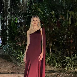 Camila Queiroz também prefere manter sua beleza natural, sem grandes intervenções