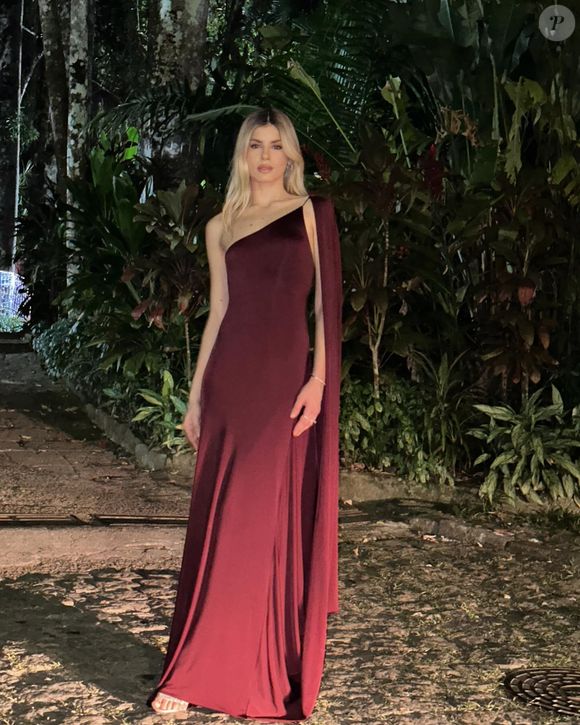 Camila Queiroz também prefere manter sua beleza natural, sem grandes intervenções