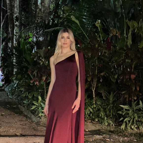 Camila Queiroz também prefere manter sua beleza natural, sem grandes intervenções