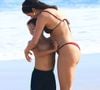 Sophie Charlotte trocou carinhos com o filho e se divertiu com ele no mar