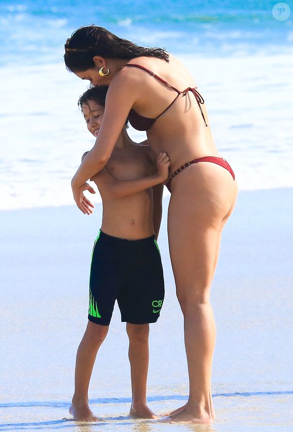 Sophie Charlotte trocou carinhos com o filho e se divertiu com ele no mar