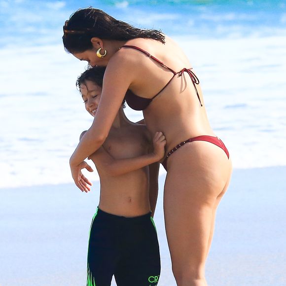 Sophie Charlotte trocou carinhos com o filho e se divertiu com ele no mar