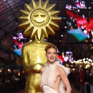 Marina Ruy Barbosa posa na Calçada da Fama do Festival de Cinema de Gramado durante a abertura da 54ª edição