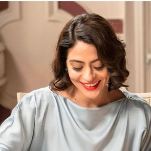 Clarice (Carol Castro) entrega um mapa à polícia com informações sobre onde está localizado o corpo de Valéria (Julia Stockler) na novela Garota do Momento