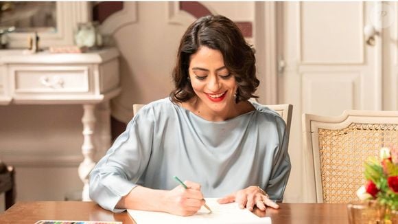 Clarice (Carol Castro) entrega um mapa à polícia com informações sobre onde está localizado o corpo de Valéria (Julia Stockler) na novela Garota do Momento