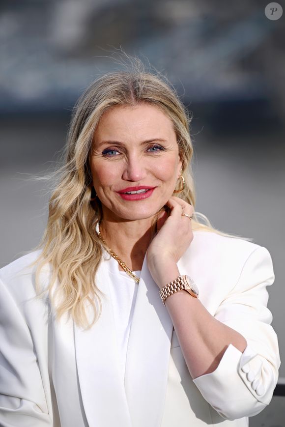 A tarefa consistia em levar uma mala trancada de Paris até Marrocos, supostamente com 'fantasias' para um trabalho fotográfico. A atriz, na época com pouco mais de 20 anos, só percebeu o tamanho do risco ao ser parada no aeroporto marroquino, onde autoridades pediram para abrir a bagagem