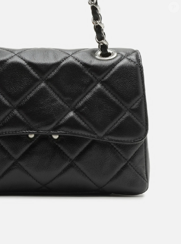 Com seu acabamento em couro e o matelassê bem marcado, ela entrega aquele visual sofisticado que associamos às grandes maisons, mas com a assinatura contemporânea da Arezzo.