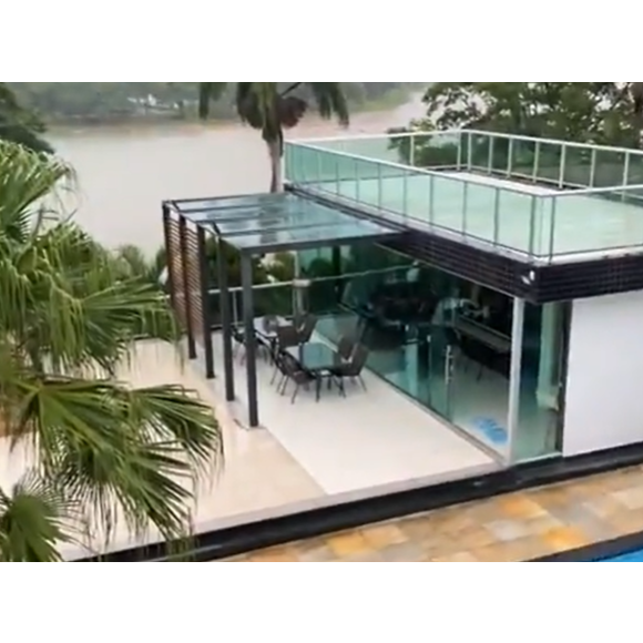 Mansão de Camila Loures: a propriedade possui uma grande piscina, spa com capacidade para seis pessoas, duas saunas e mesa de sinuca.