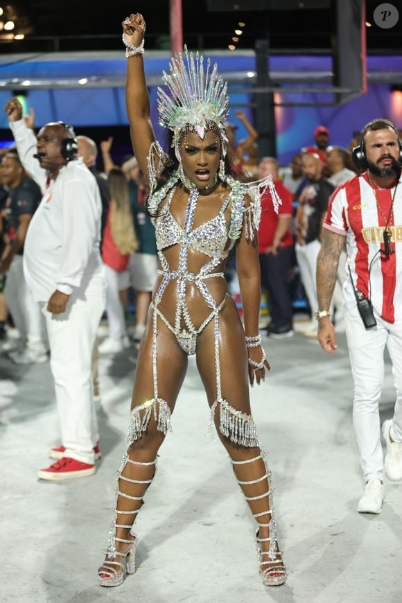 No momento em que a Viradouro ensaiava para brilhar na Sapucaí, um casal resolveu fazer sua própria "coreografia" no camarote.