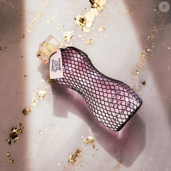 Gostava do Glamour Just Shine? O Boticário indica o Glamour Secrets Black como uma alternativa para acompanhar novas ocasiões, mantendo a proposta feminina e sofisticada da linha Glamour