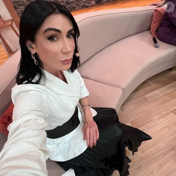 Nesta foto publicada em suas redes sociais, Michelle Barros mostra o exagero de procedimentos estéticos