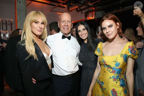 Bruce Willis e sua esposa, Emma Heming Willis, ao lado de Demi Moore, que já foi casada com o ator