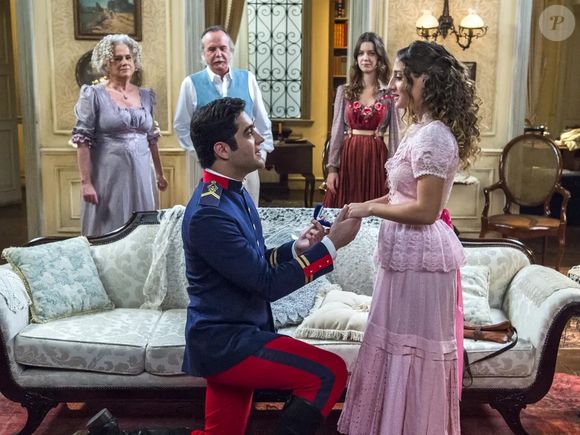 Livros estrangeiros de Jane Austen foram agrupados e se transformaram na novela 'Orgulho e Paixão'