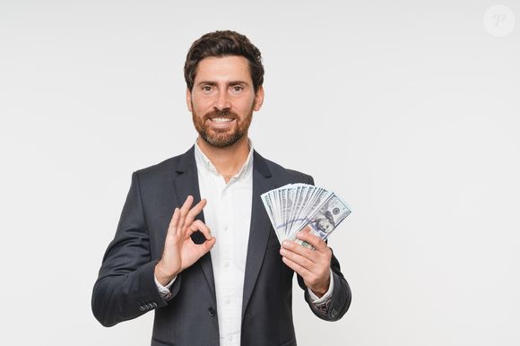 Segundo reportagem do portal Cronista USA, estudos da psicologia apontam que pessoas com boa situação financeira tendem a experimentar menos estresse relacionado a dívidas, insegurança e sobrevivência