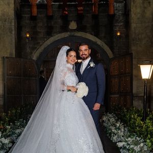 O véu de comprimento catedral reforçou a estética clássica e sofisticada do primeiro look da noiva