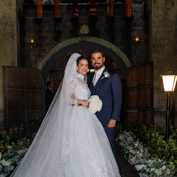 O véu de comprimento catedral reforçou a estética clássica e sofisticada do primeiro look da noiva