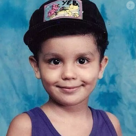 FOTO 14 - Esse cantor sertanejo conquistou o país ainda muito jovem, emplacou sucessos românticos e construiu uma carreira que atravessa gerações de fãs. Em uma nova fase da vida, ele também passou a dividir os holofotes com a rotina de marido e pai de uma menina chamada Serena. E aí, reconheceu o dono desse sorriso?