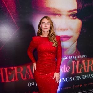 Com vestido vermelho de modelagem coluna, mangas longas, ombreiras e detalhes drapeados, Paolla Oliveira brilhou na première de Herança de Narcisa, em São Paulo
