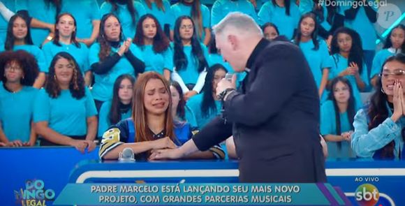 Lexa recebeu mensagem especial do Padre Marcelo Rossi ao vivo no 'Domingo Legal', do SBT, em 6 de julho de 2025 e não segurou o choro