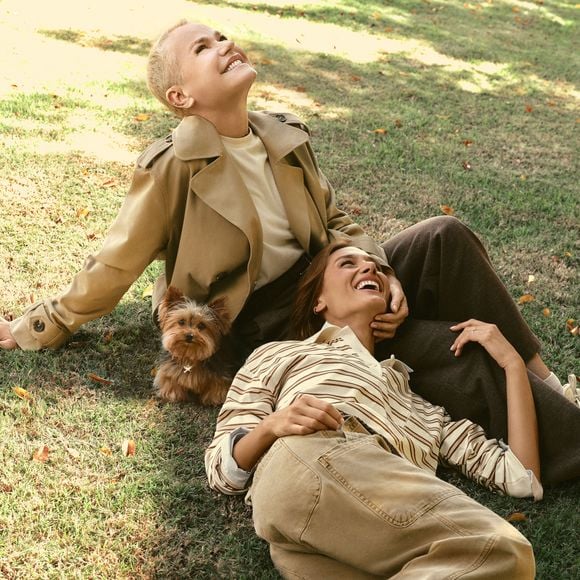 Xuxa e Sasha Meneghel estrelam a campanha da Hering, que traduz uma vertente contemporânea e consciente do casual chic, com jeans de modelagem reta e camisetas polo listradas como protagonistas do visual elegante e descomplicado