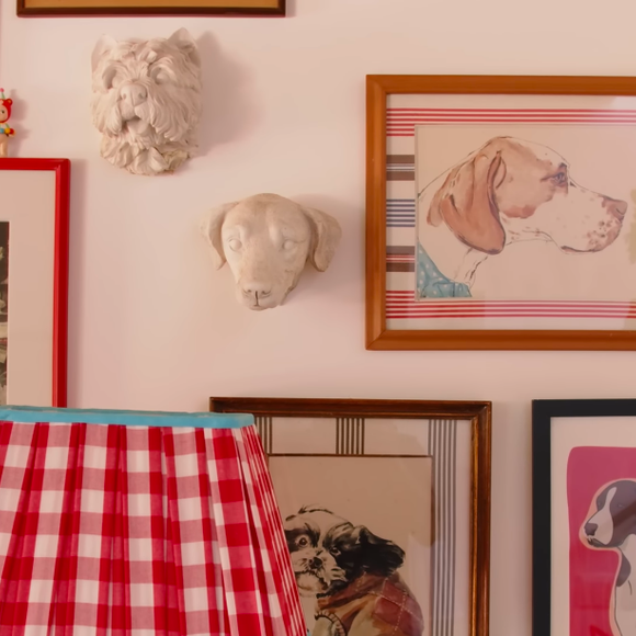 'Pais' de nove cachorros, Chay Suede e Laura Neiva também refletem sua paixão por animais na decoração