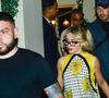 Sabrina Carpenter usou um top no estilo lenço, Halter Scarf Top, deixando os ombros de fora em jantar em SP