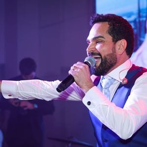 Luciano Camargo cantou para as filhas na festa de 15 anos