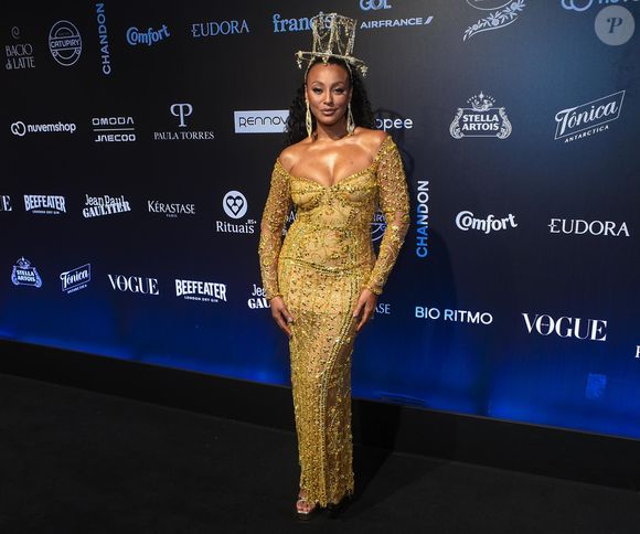 Baile da Vogue 2026: Sheron Menezzes elegeu o dourado como cor oficial do seu look, que ainda trouxe um chapéu cravejado