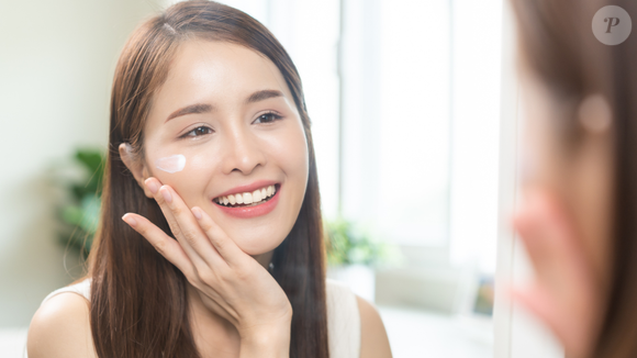 A recomendação dos dermatologistas é clara: o uso de FPS 30 ou superior é indispensável para todos os tipos e tons de pele, inclusive em dias nublados