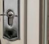 O hábito aparentemente inofensivo de deixar a chave na fechadura da porta serve apenas para nos dar uma falsa sensação de segurança