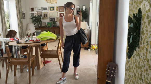 A sapatilha metálica de Alice Wegmann vai direto para o seu carrinho: o brilho inox que atualiza o visual e transforma o básico em poderoso