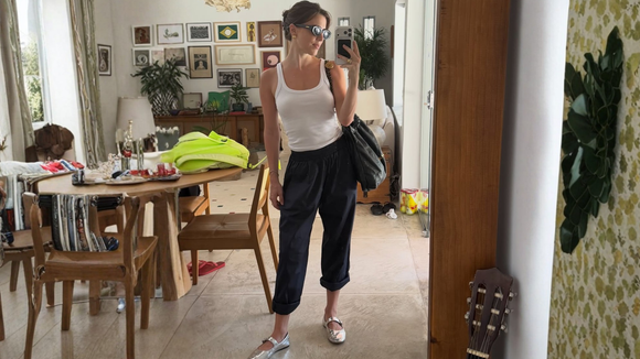 A sapatilha metálica de Alice Wegmann vai direto para o seu carrinho: o brilho inox que atualiza o visual e transforma o básico em poderoso