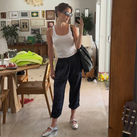 A sapatilha metálica de Alice Wegmann vai direto para o seu carrinho: o brilho inox que atualiza o visual e transforma o básico em poderoso