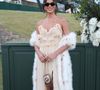 Bruna Marquezine esteve presente no casamento e roubou a cena com seu look elegante