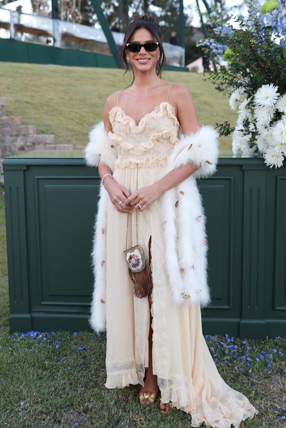 Bruna Marquezine esteve presente no casamento e roubou a cena com seu look elegante