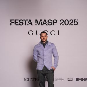 O ator André Lamoglia, da série 'Os Donos do Jogo', apostou em combinação casual e elegante em seu look