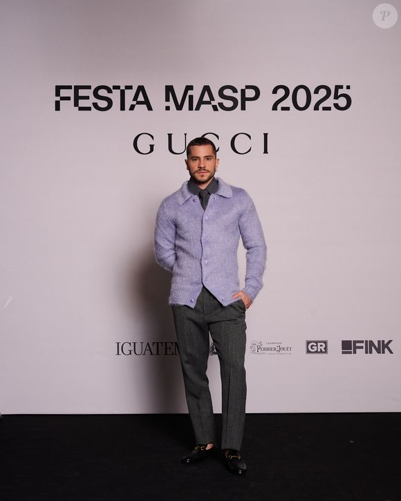 O ator André Lamoglia, da série 'Os Donos do Jogo', apostou em combinação casual e elegante em seu look