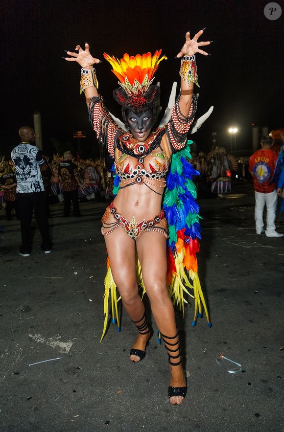 Carnaval 2025 em SP: Carla Prata, rainha de bateria da Acadêmicos do Tucuruvi, encarnou uma onça melancia em uma produção quase teatral