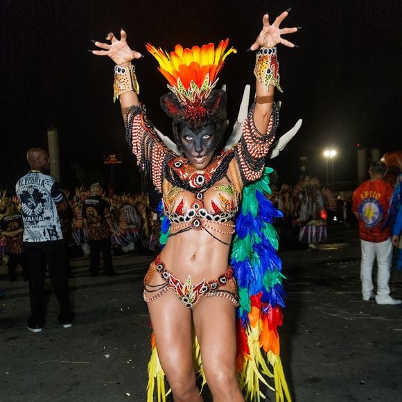 Carnaval 2025 em SP: Carla Prata, rainha de bateria da Acadêmicos do Tucuruvi, encarnou uma onça melancia em uma produção quase teatral