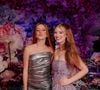 A empresária Mari Maria, com um vestido prata metalizado tomara que caia, marcou presença na celebração de Lorena Queiroz e se emocionou ao falar da aniversariante, destacando que a festa refletia perfeitamente a essência da debutante.