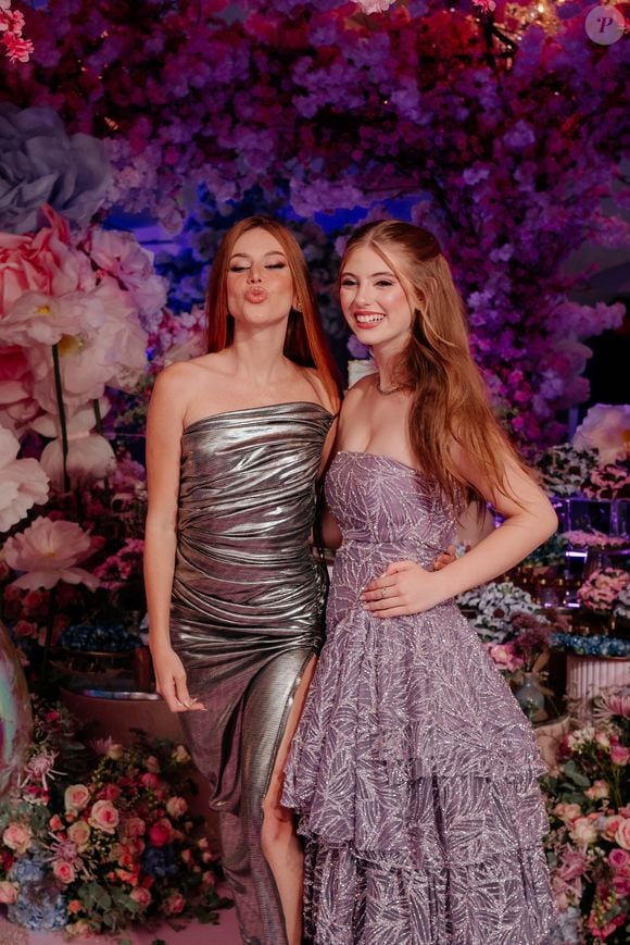 A empresária Mari Maria, com um vestido prata metalizado tomara que caia, marcou presença na celebração de Lorena Queiroz e se emocionou ao falar da aniversariante, destacando que a festa refletia perfeitamente a essência da debutante.