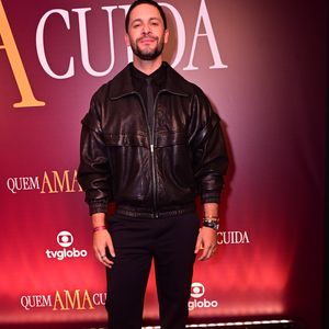 Rainer Cadete: exalando uma aura urbana e moderna, o ator surgiu com uma jaqueta de couro preta de silhueta volumosa e ombros caídos, sobreposta a uma camisa social e gravata texturizada. A composição monocromática foi finalizada com calças de alfaiataria e sapatos de solado robusto, reforçando um estilo contemporâneo e autêntico