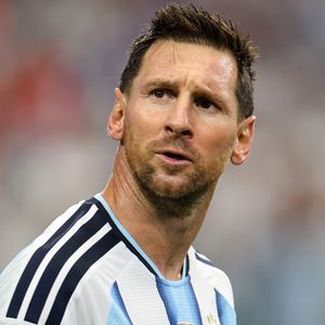 Segundo informações da Reuters, a atmosfera tranquila vivida pelos argentinos no início da Copa do Mundo deu lugar à ansiedade conforme a seleção avançava de fase, levando milhares de torcedores às ruas de Buenos Aires após cada vitória