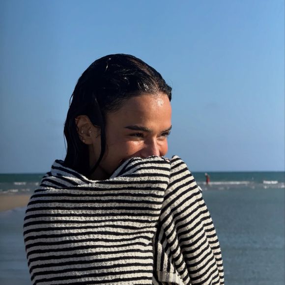 Para cuidar de sua pele, Bruna Marquezine não dispensa os cuidados básicos do dia a dia, como o skincare