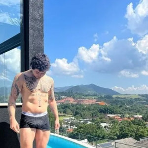 Mansão de Whindersson Nunes conta com uma piscina na beira do imóvel, que cria um efeito de borda infinita