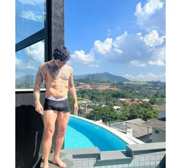 Mansão de Whindersson Nunes conta com uma piscina na beira do imóvel, que cria um efeito de borda infinita