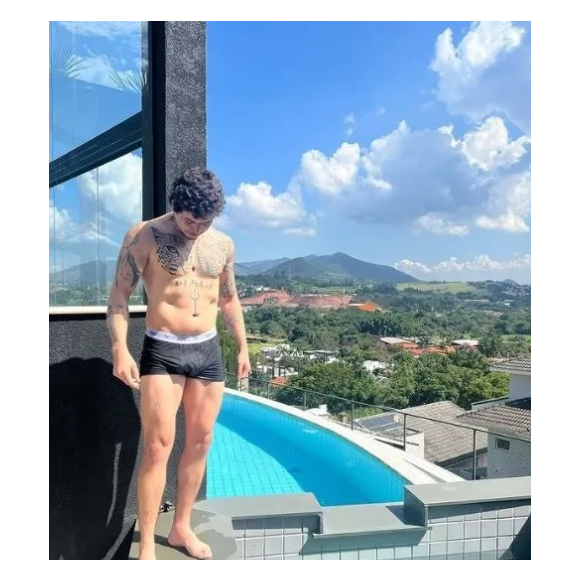 Mansão de Whindersson Nunes conta com uma piscina na beira do imóvel, que cria um efeito de borda infinita